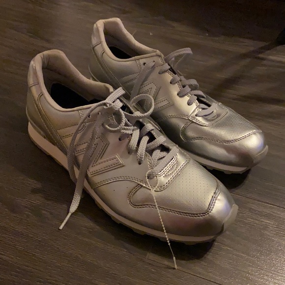 New balance - Picture 1 of 3